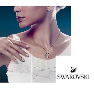 Swarovski Crystal Double Circle Pendant Necklace 16.5” Silver Tone Snake Chain